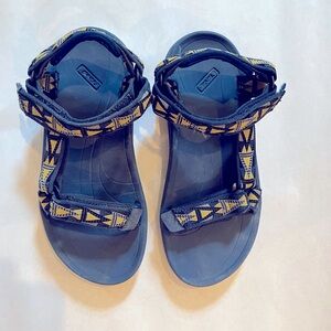 TEVA. Universal Sendal. Size 5 Men. Blue And Yellow Color Way. Used